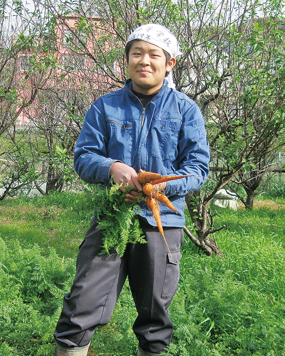 高校生ファーマー齋藤さん 手塩にかけた野菜です ｊａ直売所に初出荷 横須賀 タウンニュース