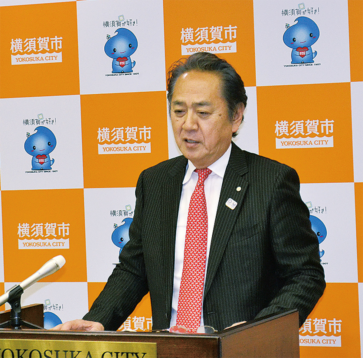 新年度予算の概要を説明した上地市長