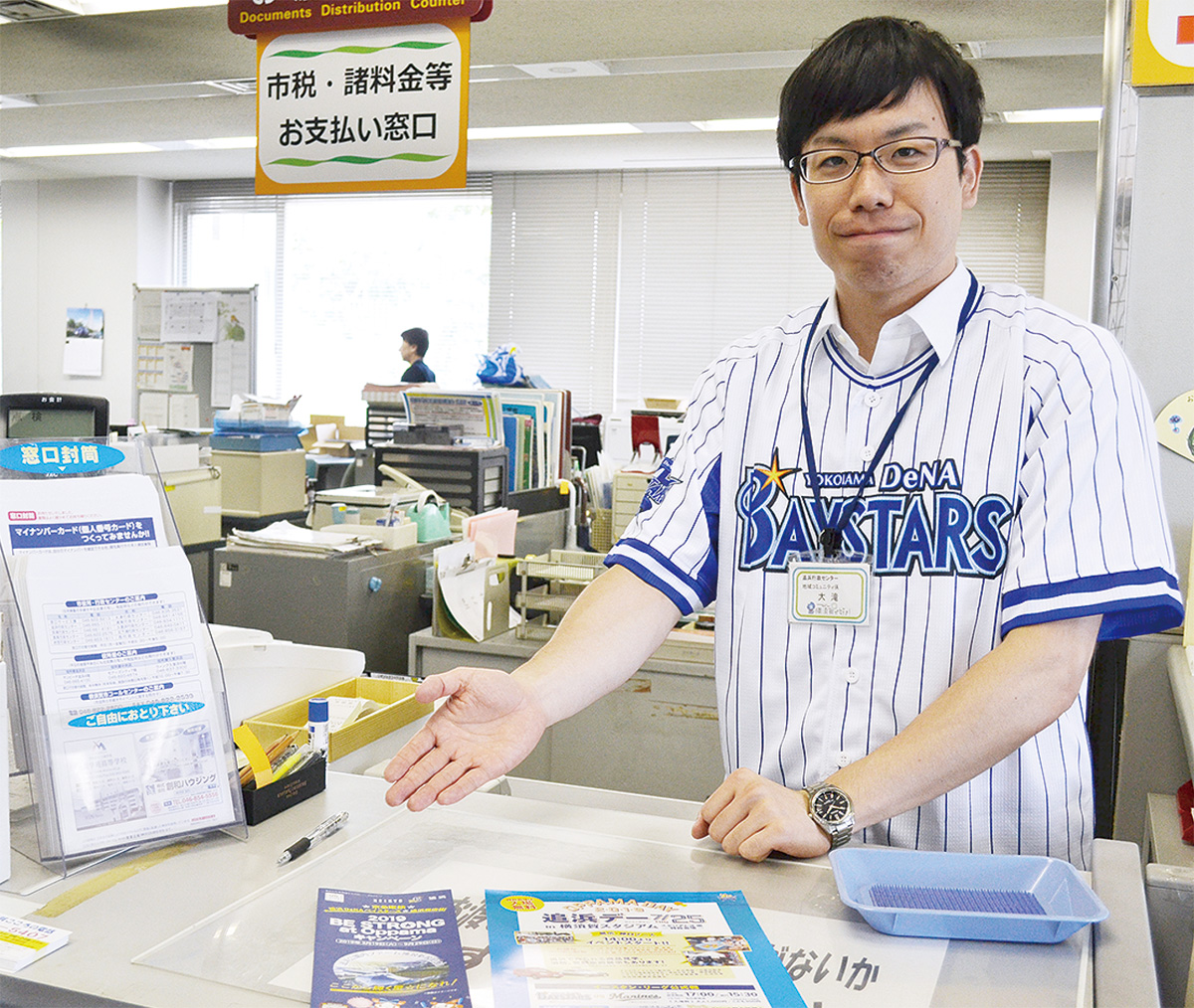 ベイユニ姿で応対 (写真1)