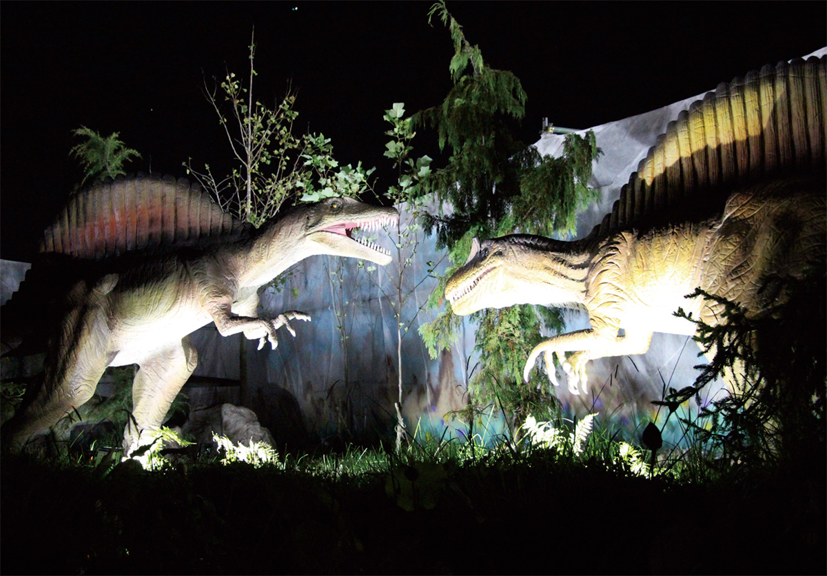 迫力倍増 夜の恐竜