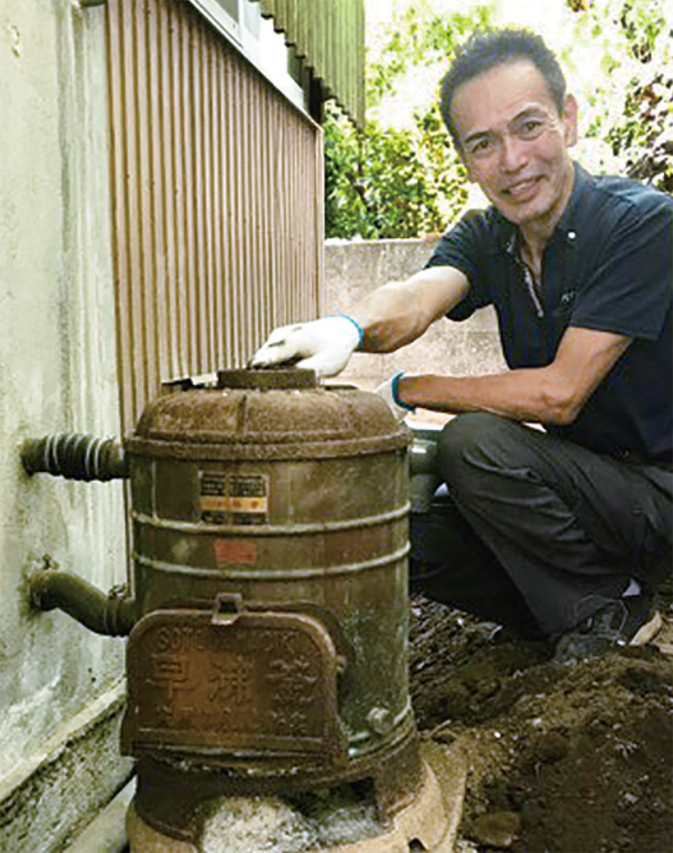なつかしい薪の給湯器に出合えました。最新の給湯器に交換します。こんな出合いも楽しみの一つ