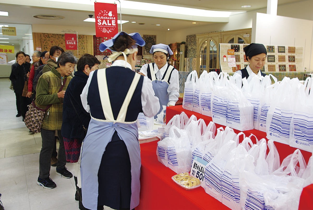 「進ちゃんまんじゅう」を求め、開店と同時に行列ができた