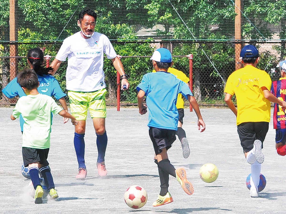 サッカー少年に元気注入 大久保哲哉さんが巡回指導 横須賀 タウンニュース