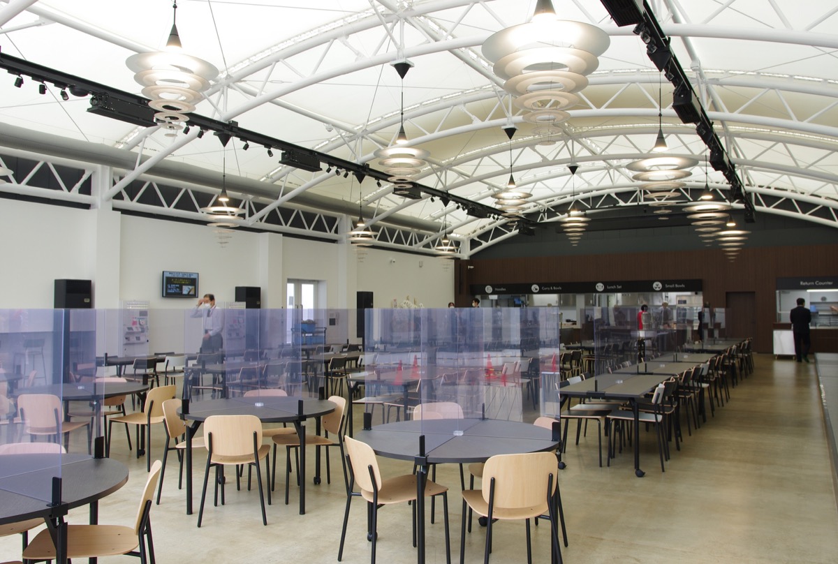 開放感あふれる近代的なカフェテリア