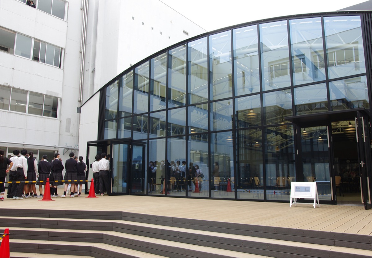 初日から多くの生徒が列をなして利用した