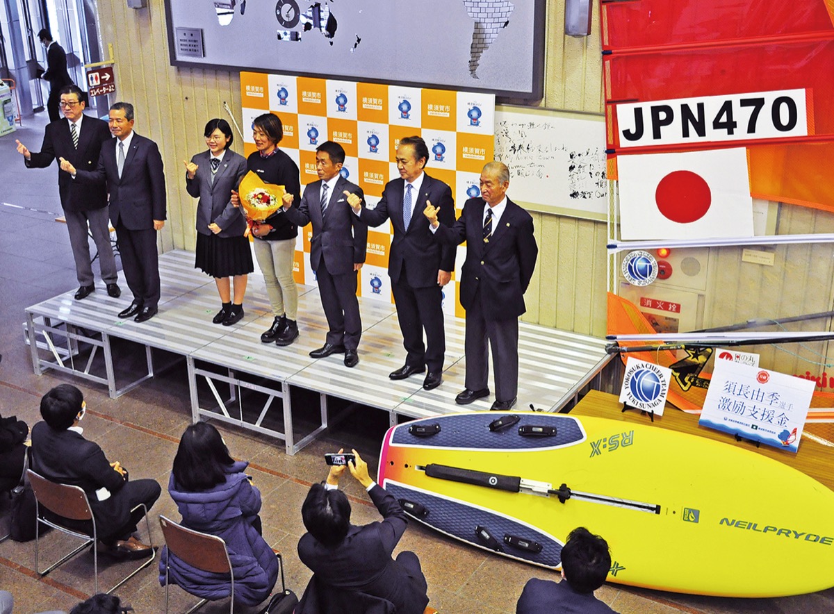 市役所で開かれた激励式。花束を手にしているのが須長選手