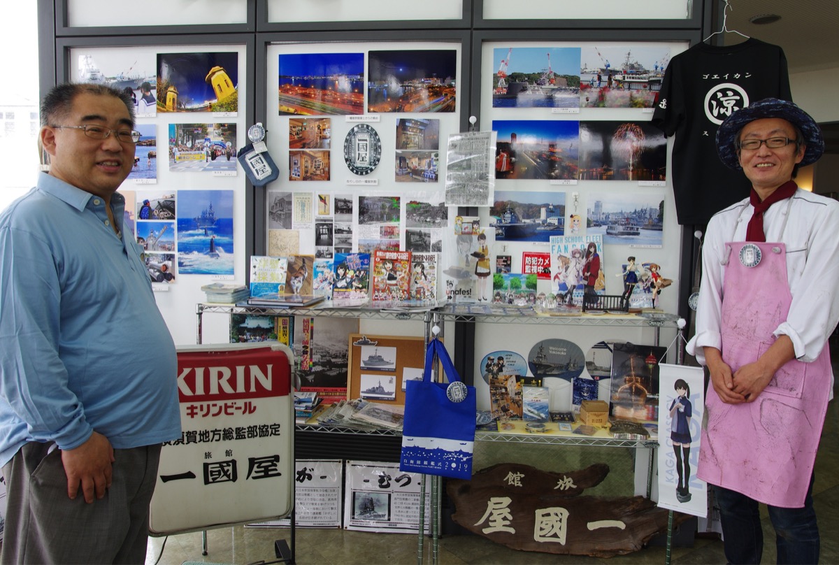 高橋さん（左）と元従業員で現在はキッチンカーでクレープを販売している内藤祥吾さん