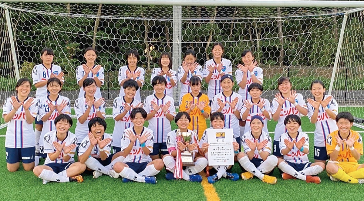 試合終了後、ピッチの上で笑顔の花を咲かせた選手たち