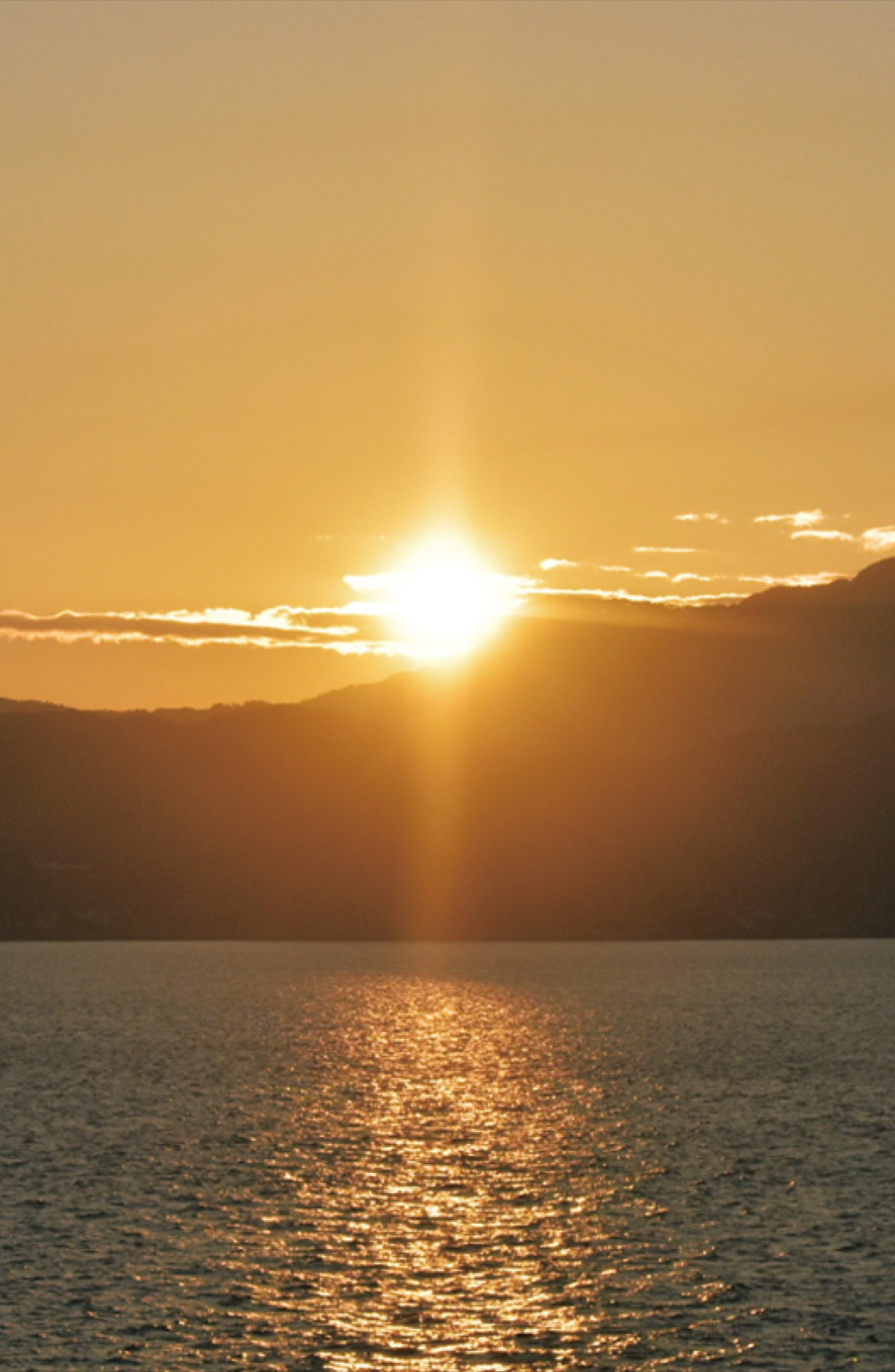 船上から「初日の出」 (写真1)