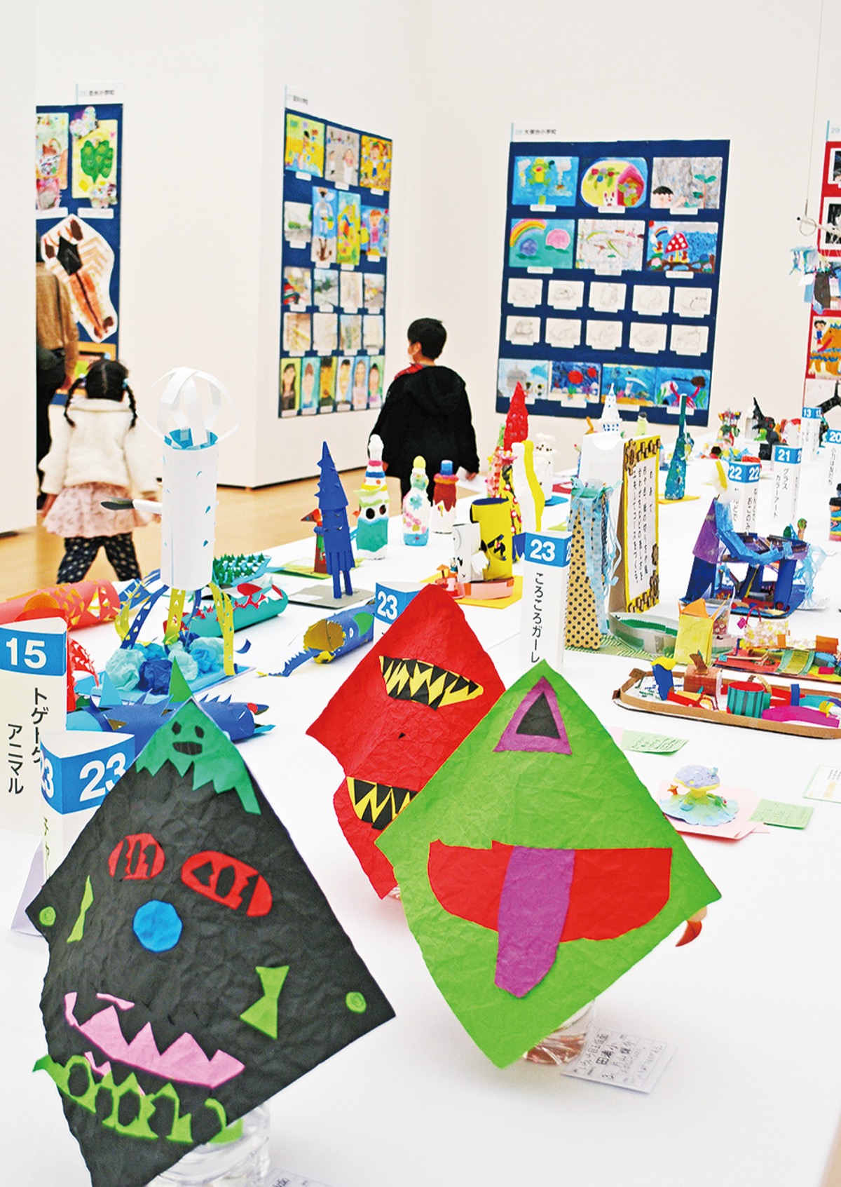躍動感あふれる立体作品もずらり
