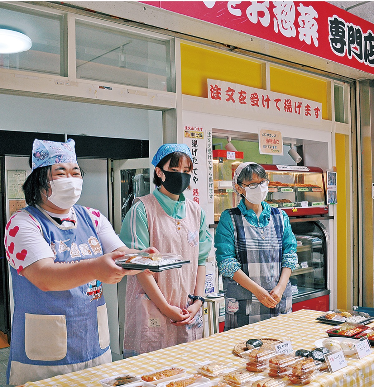 店頭で商品PRをしながら接客する就労者