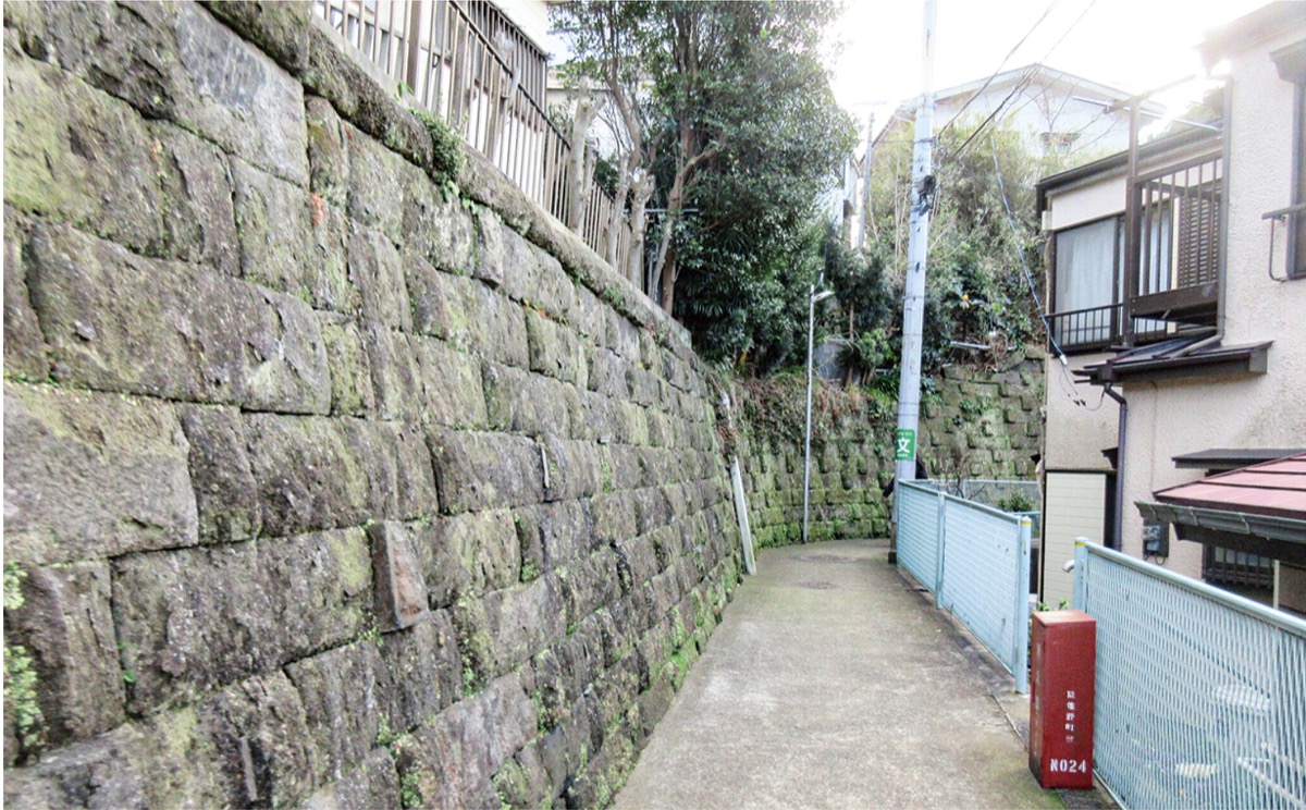 石垣と横須賀の景観