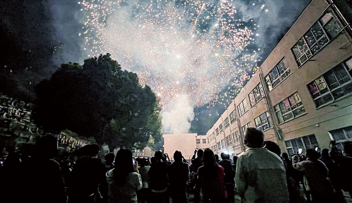 火の粉が降り注いでくるほどの至近距離。大きな音が響くたびに拍手が上がった