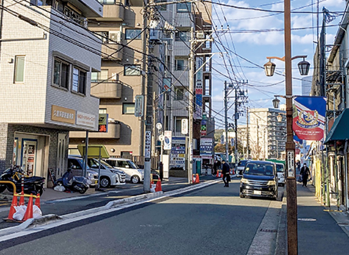 マリノスの旗が掲示されている西口栄通り