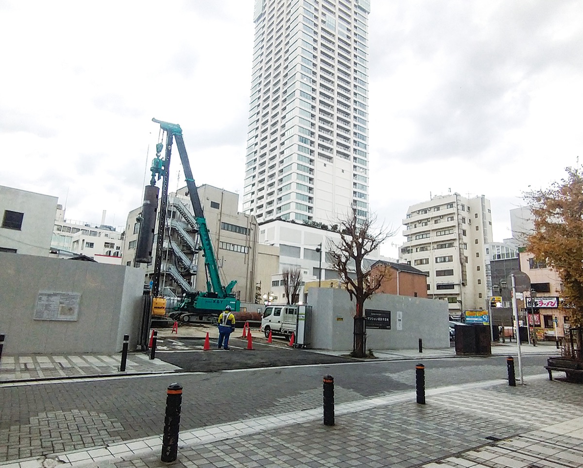 重機の音が響く現場。この通りでは4件の建設が進んでいる