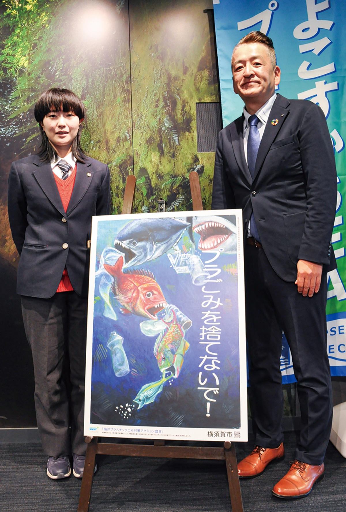 プロジェクト発起人の本田社長（右）と啓発ポスターを手掛けた八幡さん