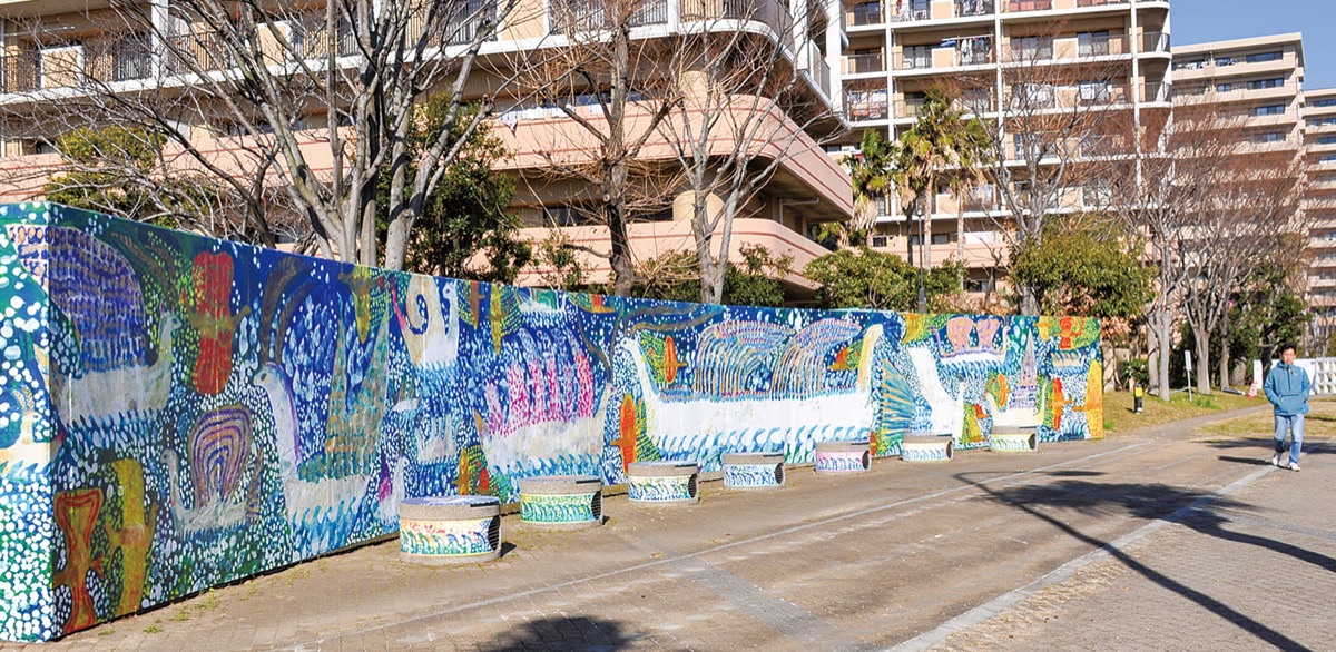 平成町の一角に長さ23ｍの大型ウォールアートがお目見えした