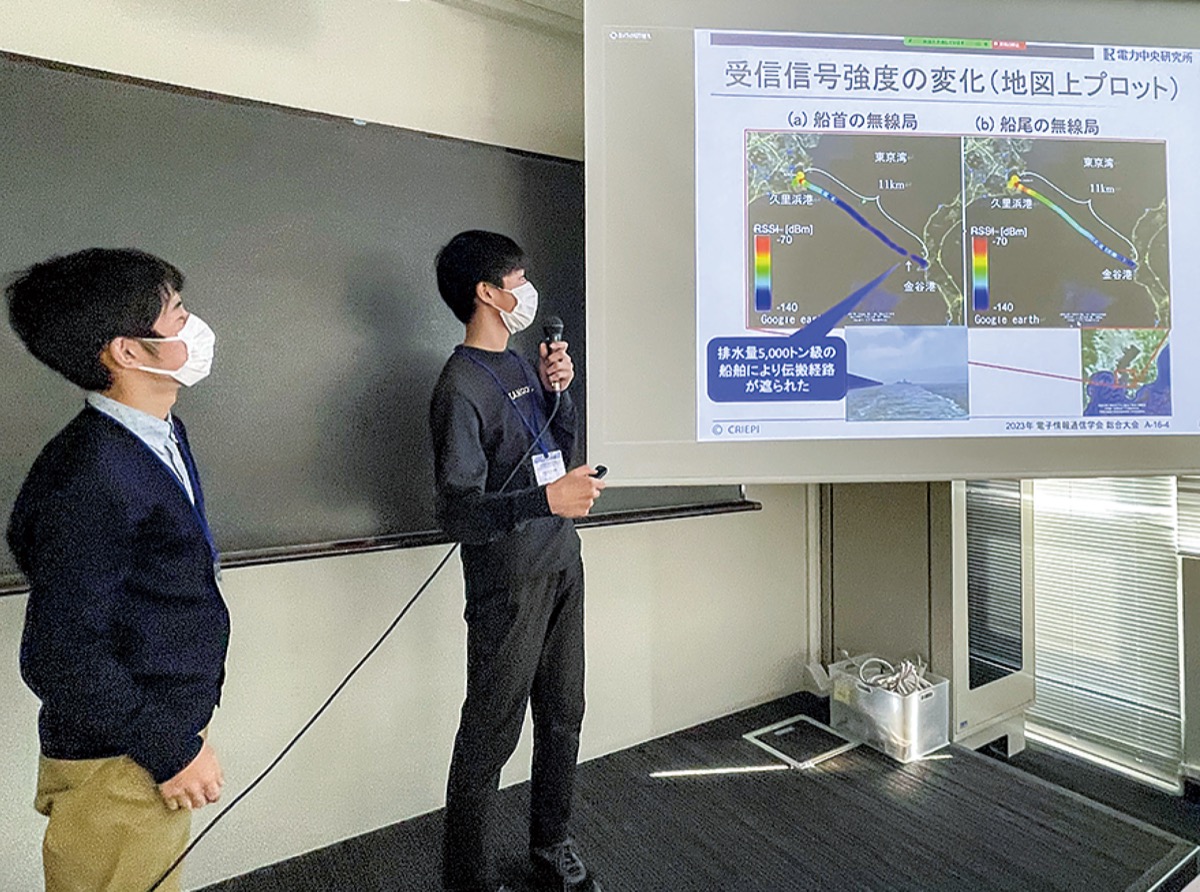 情報通信関連の研究者や開発者を前に発表する中学生（市提供）