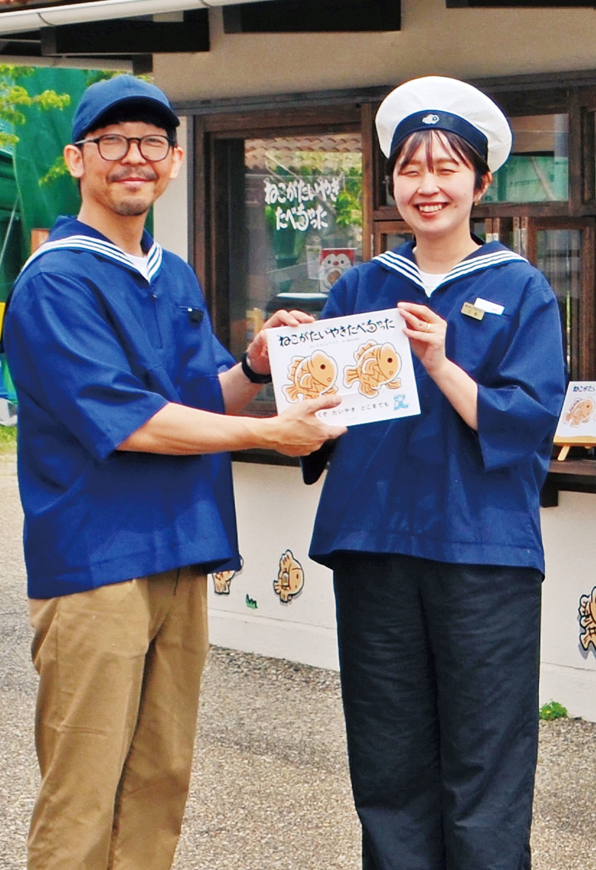 店舗でも販売している絵本作品を手に