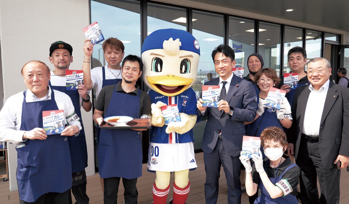 レトルトカレーのパッケージを手にする久里浜商店会のメンバーら。若手有志が開発を主導した