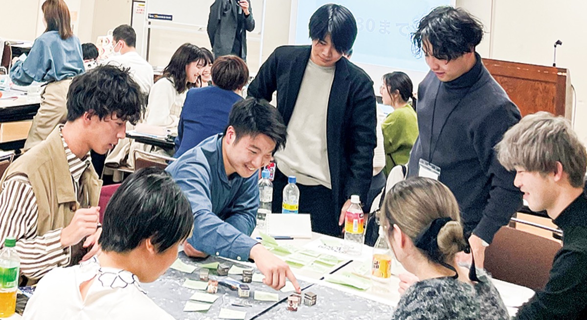 ジオラマを組み立て「理想のまち」について議論した