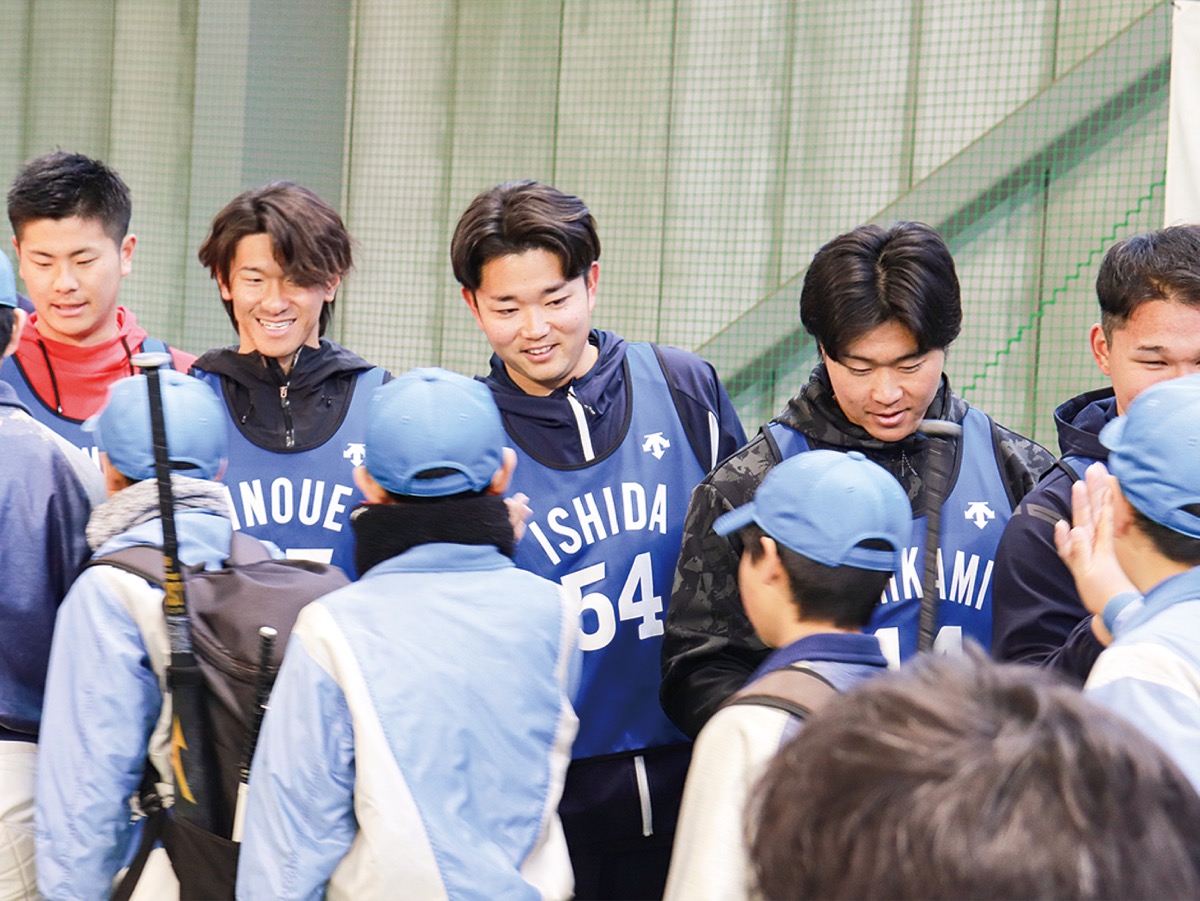 ファンとハイタッチを交わす新入団選手