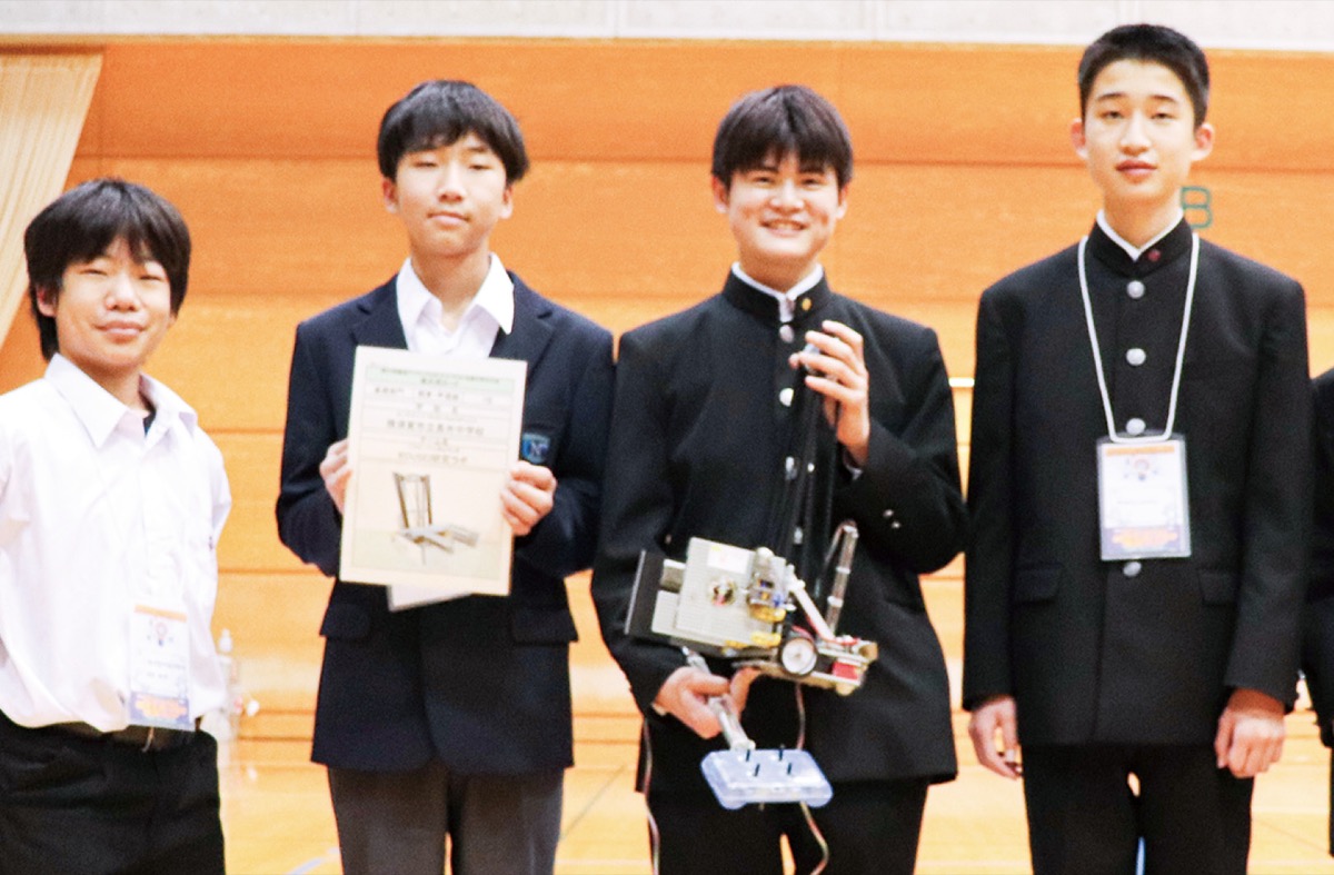 表彰後に笑顔を見せるメンバー