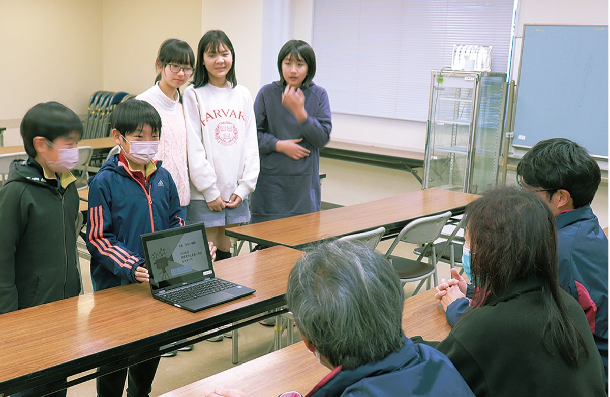 撮影協力者に動画を披露する児童ら