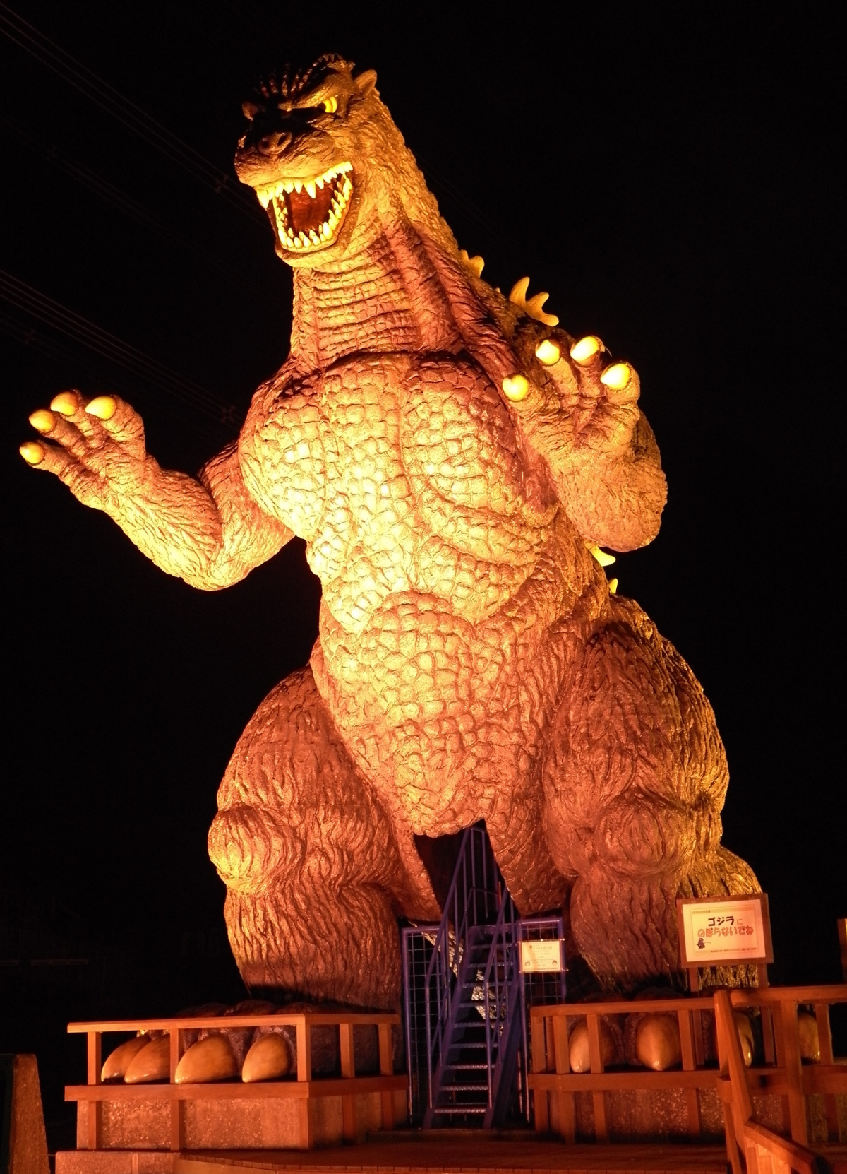 くりはま花の国 闇夜に浮かぶ大迫力「ゴジラ」 | 横須賀・三浦