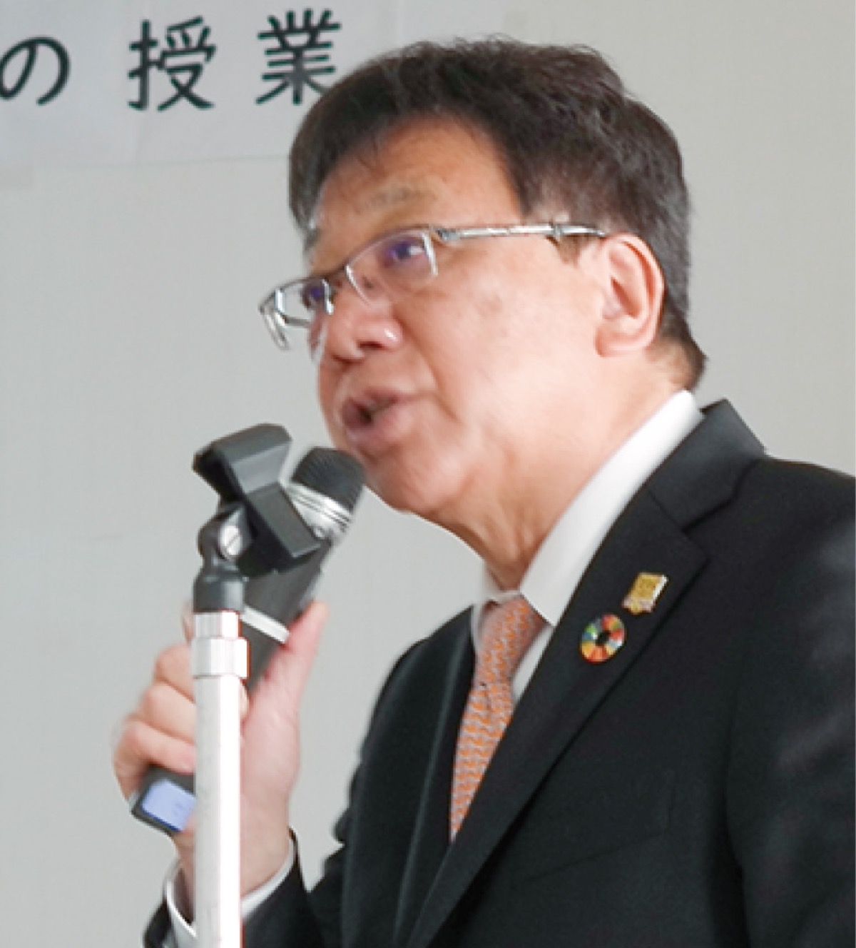 鷲尾理事長母校で講演