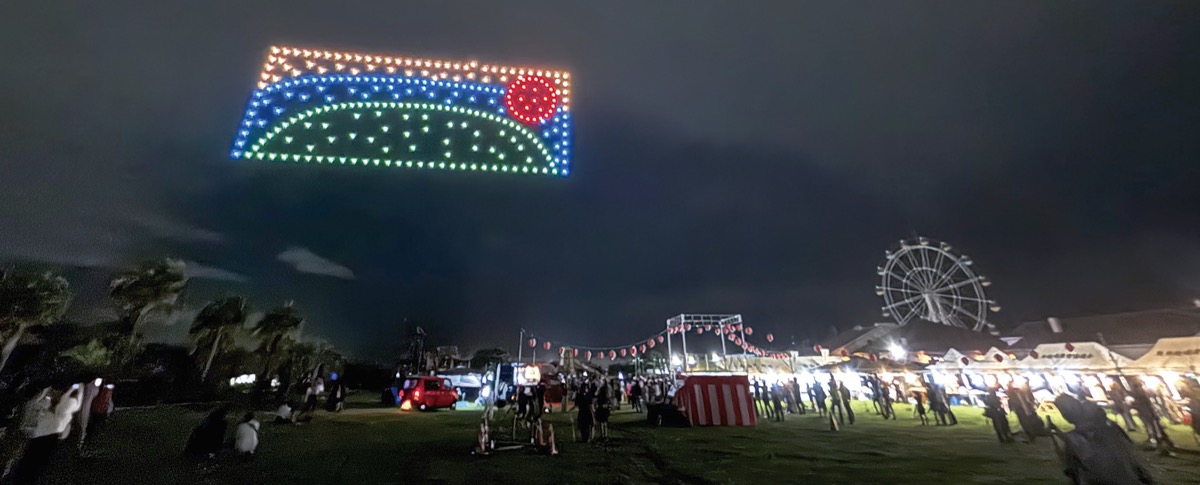 晩夏の夜空に光の舞