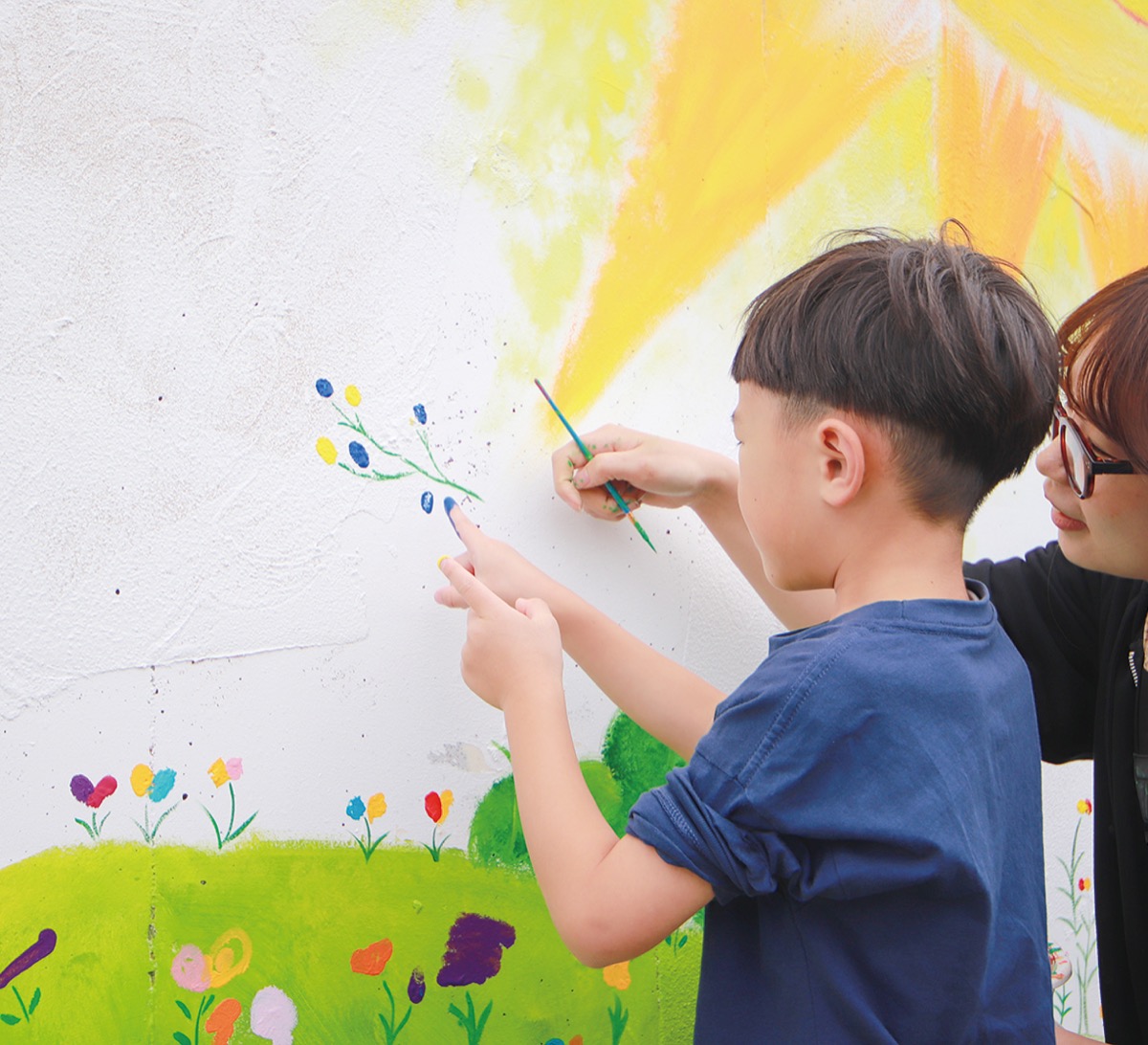 壁面に千の思い咲く