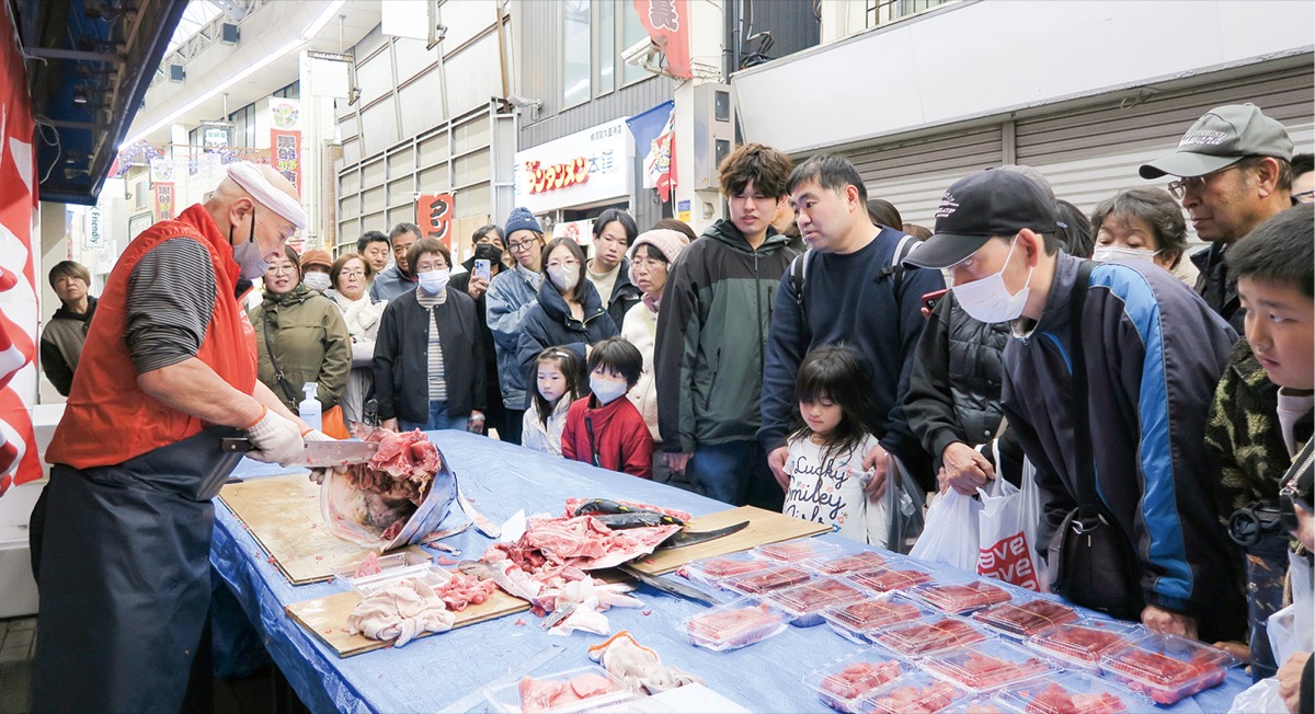まぐろ解体に興味津々