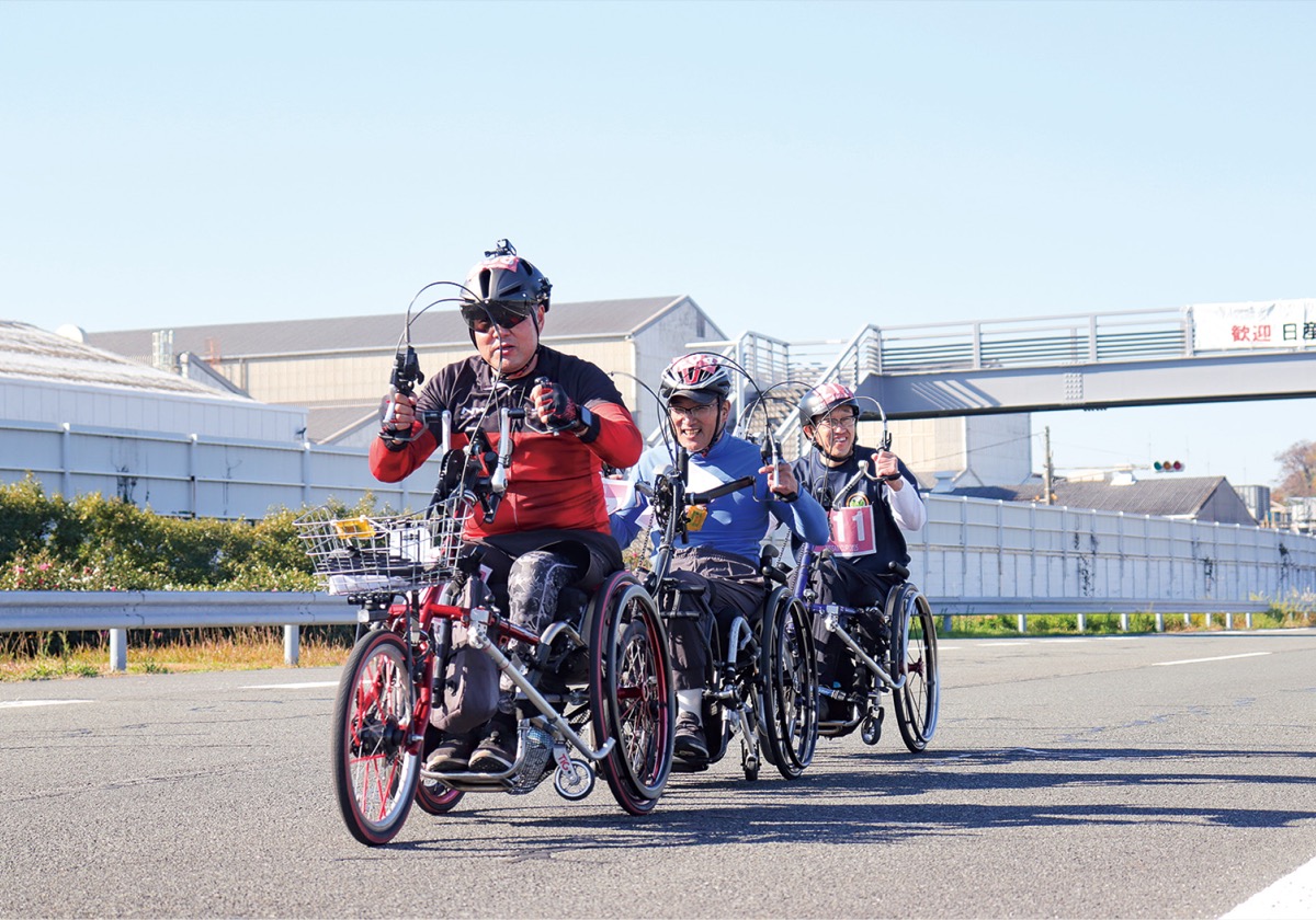 「ハンドサイクル」に乗り、コースを快走する参加者