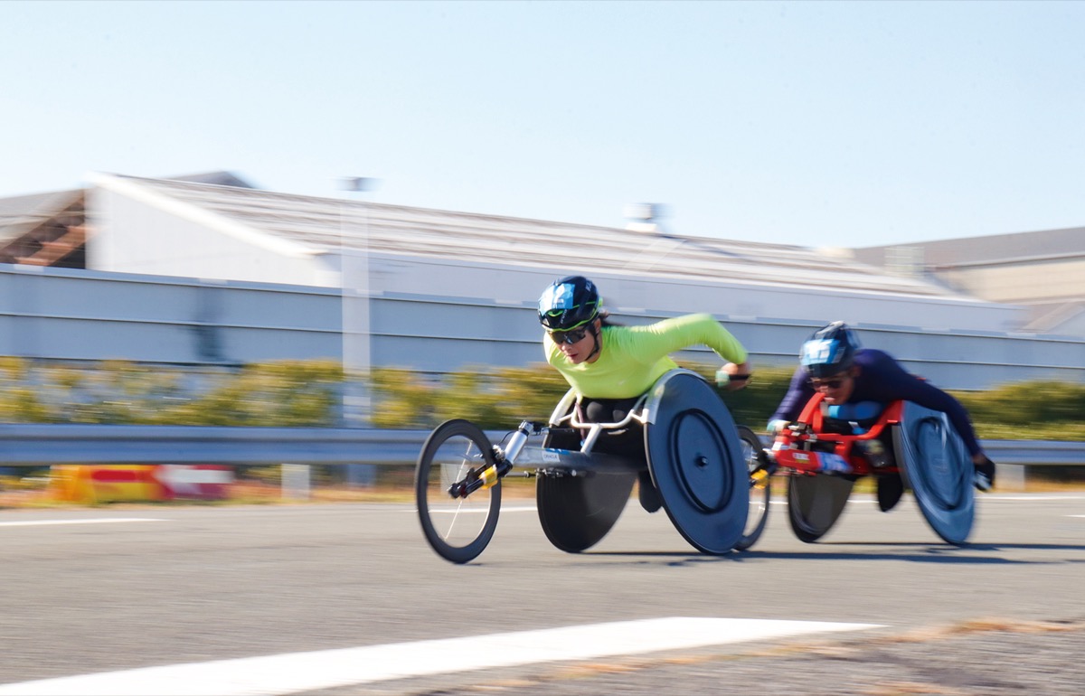 風を切る“車いすレーサー”