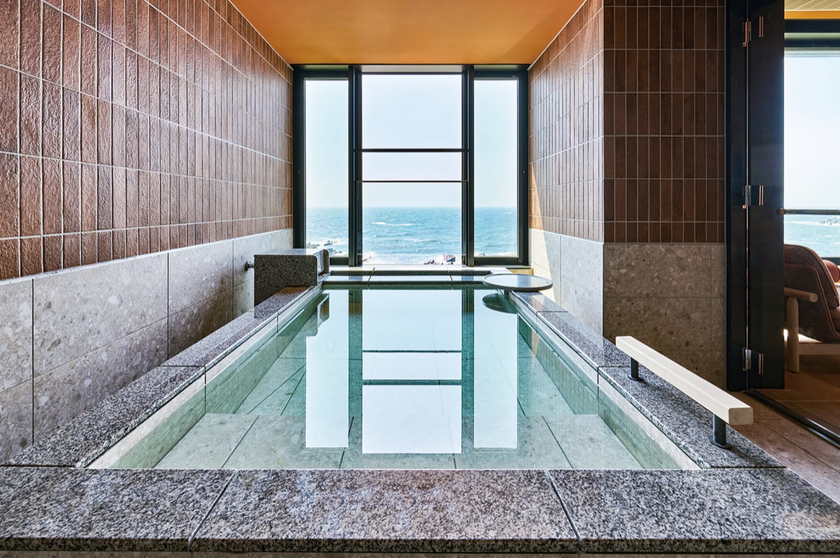 「ふふ 城ヶ島 海風のしらべ」の客室温泉一例（カトープレジャーグループ提供）