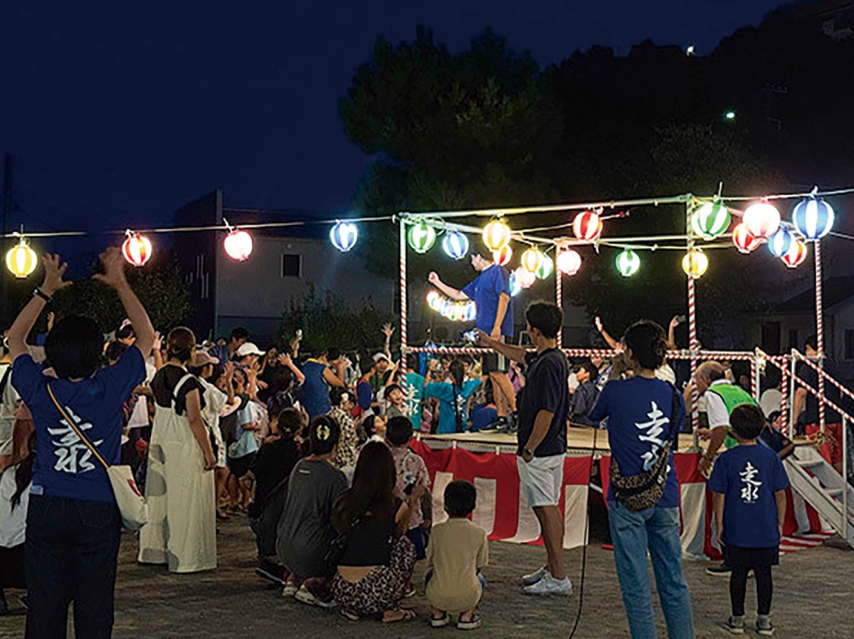 宮川さんも企画に参加し、走水小跡地で行われた盆踊り