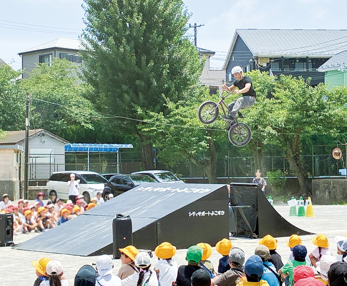 児童に人気だったＢＭＸの学校訪問