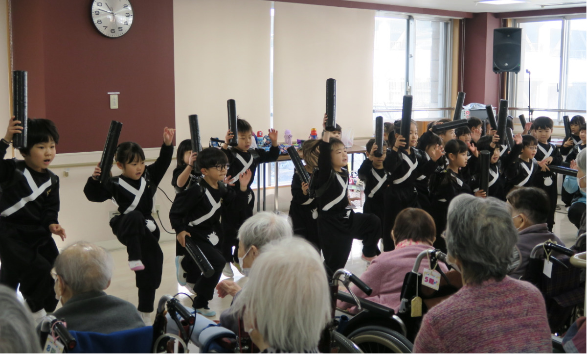 園児のダンスに笑顔咲く　