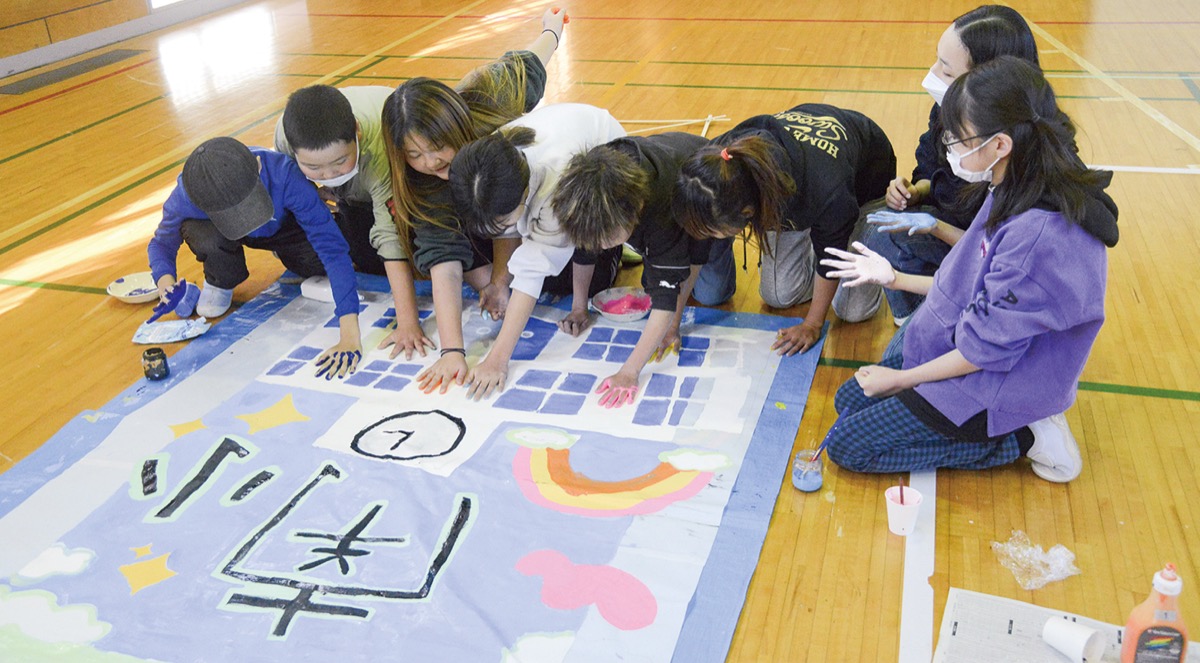 三浦海岸に凧（たこ）、舞い戻り