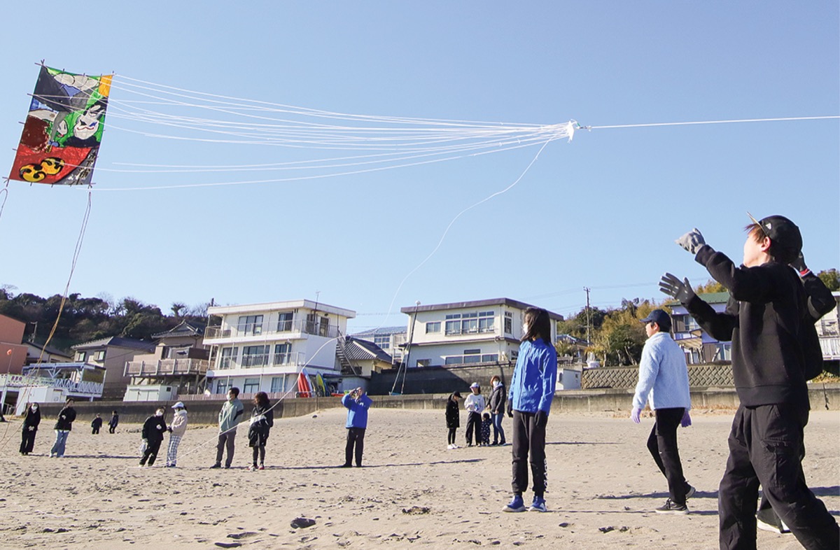 三浦海岸に｢たこ｣高々と