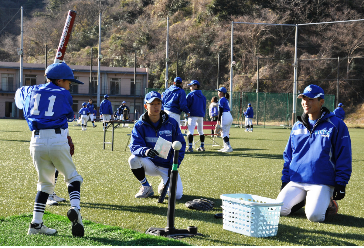 高校球児が小学生のコーチ役となって指導
