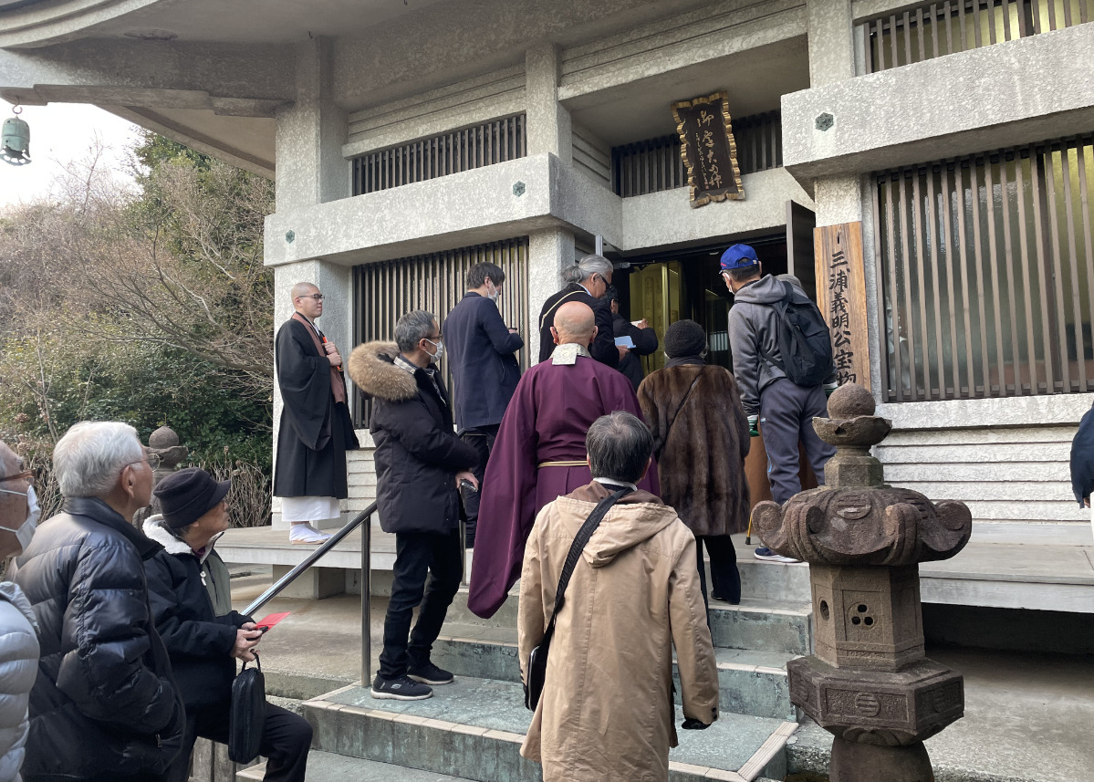 宝物殿に運搬される様子を見守る関係者ら