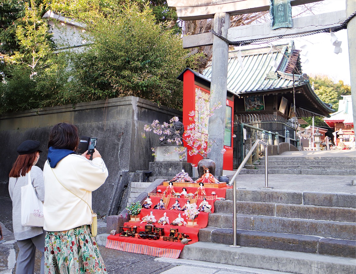 境内入口で色鮮やかな人形が出迎える
