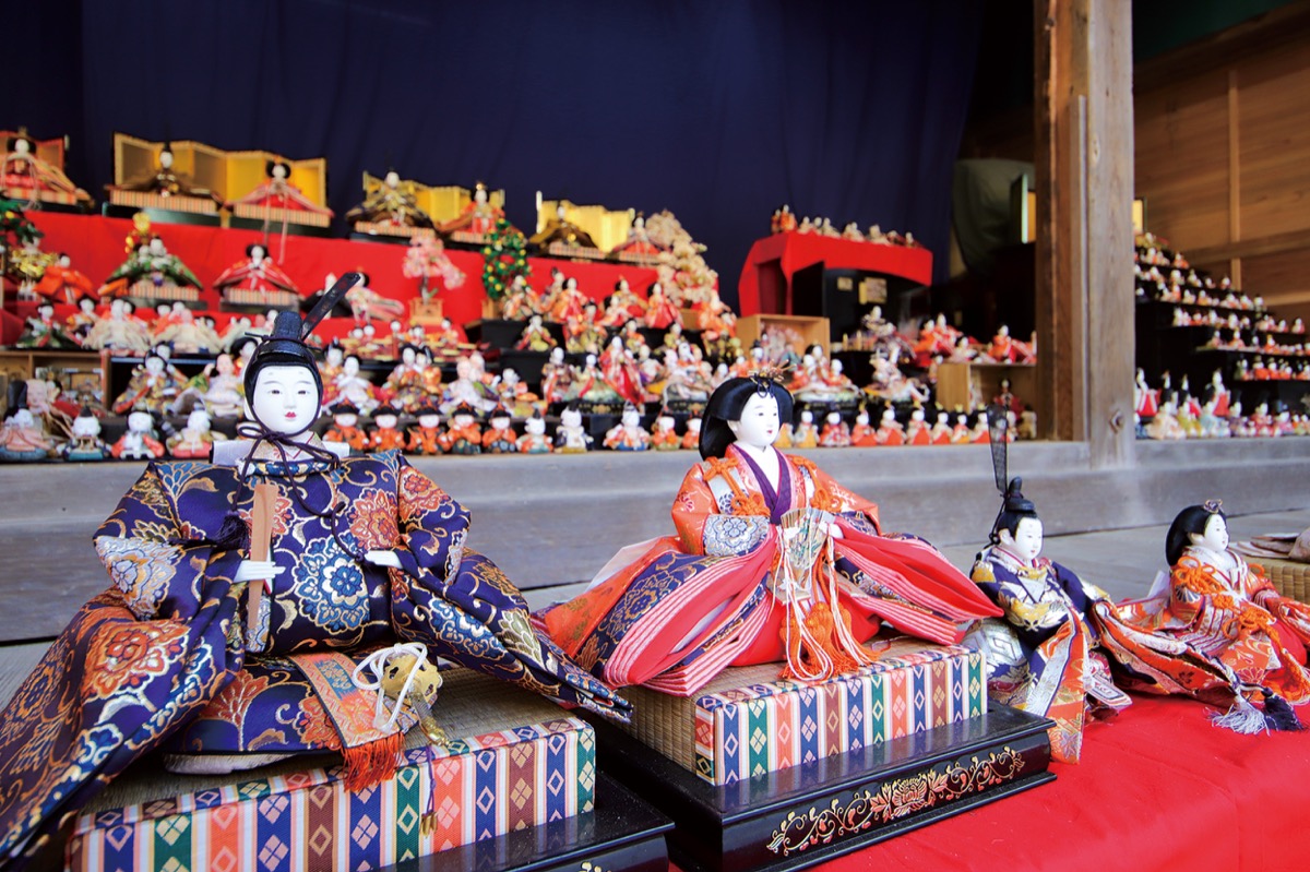 さまざまなサイズの人形がずらりと飾られている