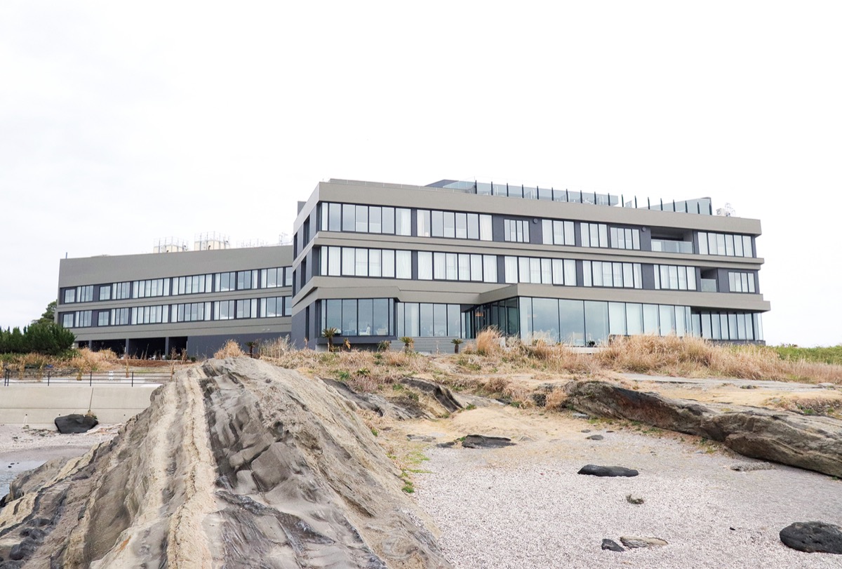 海側から見たホテルの外観