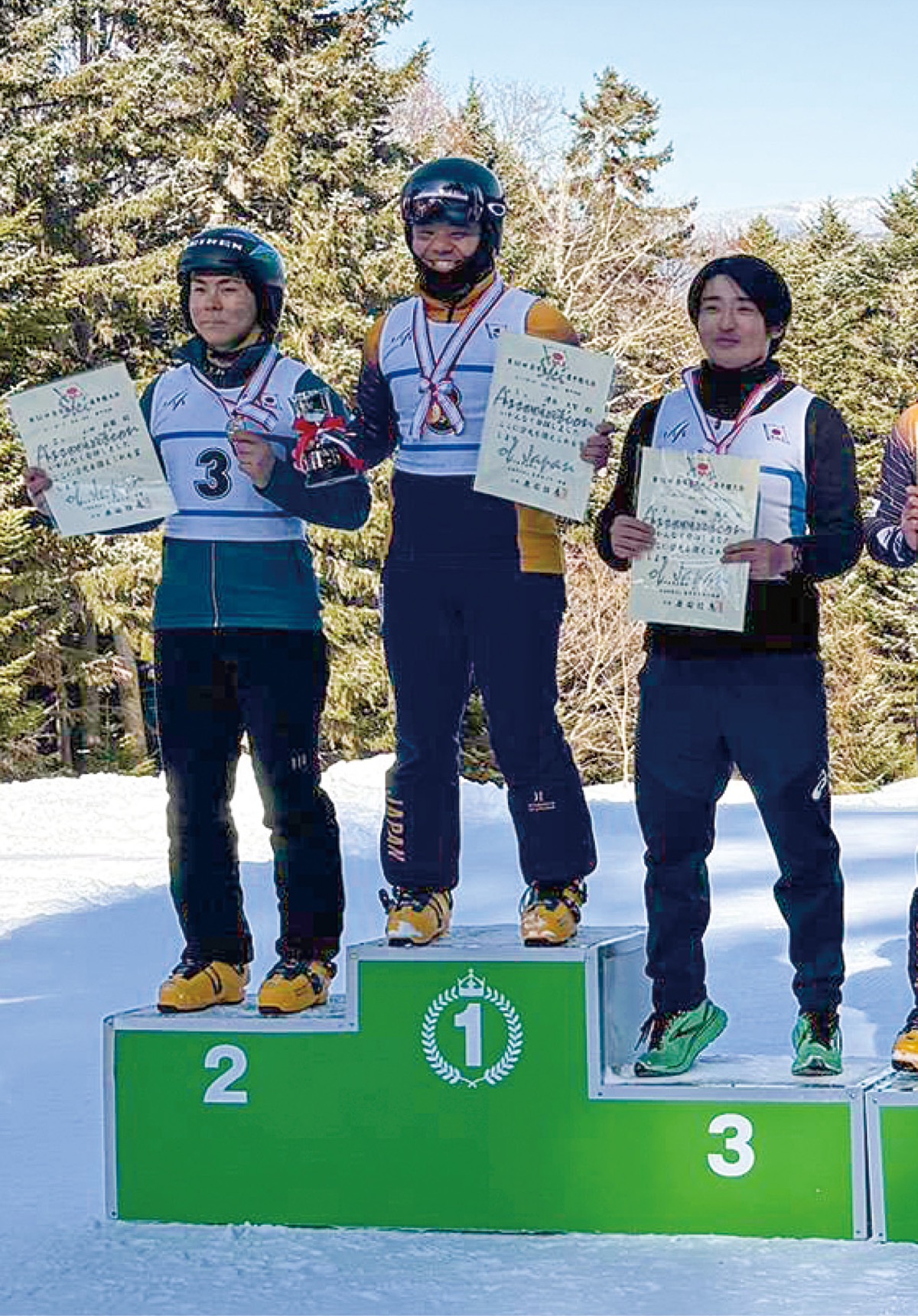 全日本選手権で表彰台に立つ隆正さん（右）