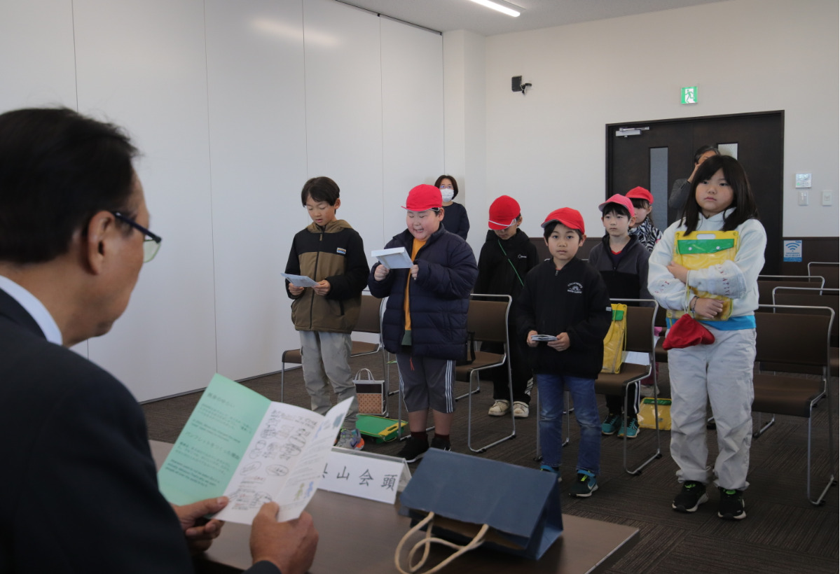 パンフレットの概要を奥山会頭らへ発表した児童ら