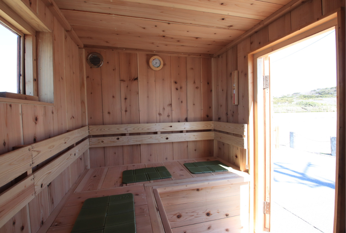 室内はほのかに木の香りが漂う。小窓も設置されている