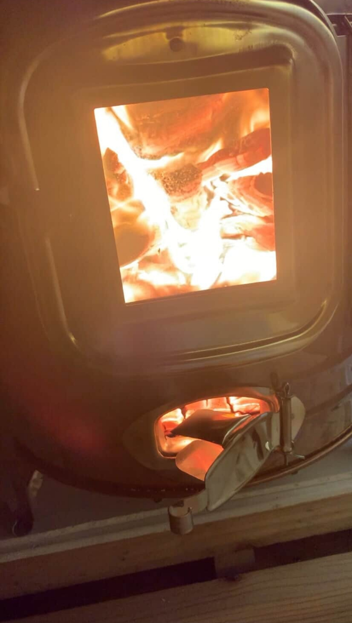 薪を燃やし室温を上げる